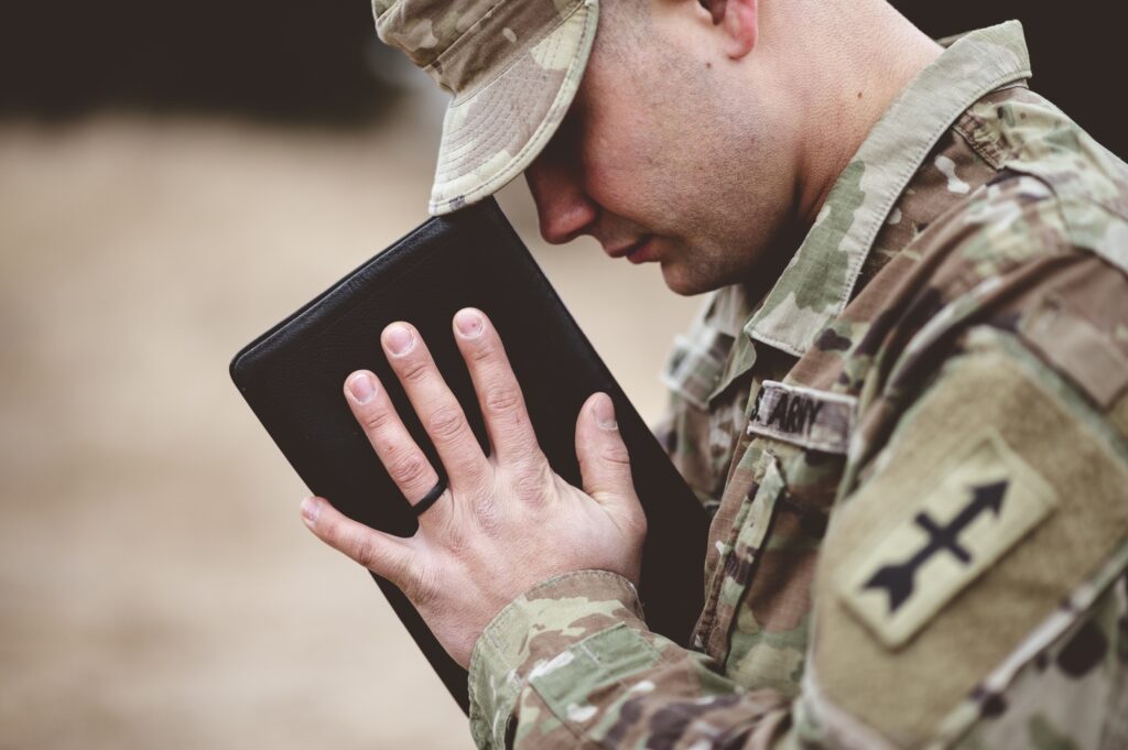 Pentagonul interzice lănțișoarele cu versete biblice pentru militari