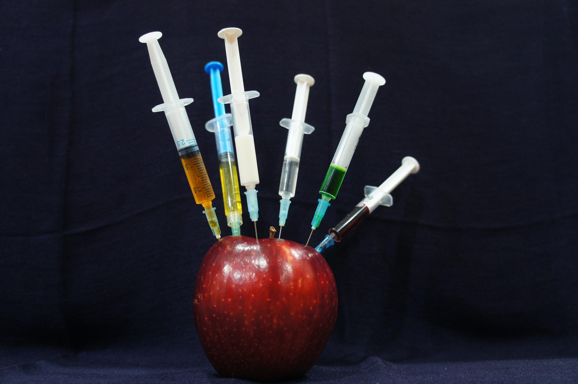 Lumea nu-i ca lumea: FDA aprobă un nou vaccin testat doar pe 8 șoareci; ONU afirmă faptul că uigurii sunt torturați în China; Zelenski ne decorează oficialii...